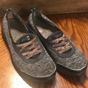 Heather grey slip on sneakers. Sz 8.5 brand BZees